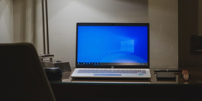 Windows 10 Pc On A Desk.jpg